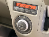 【オートエアコン】一度お好みの温度に設定すれば、車内の温度を検知し風量や温度を自動で調整。暑い&hellip;寒い&hellip;と何度もスイッチ操作をする必要はありません。快適な車内空間には必須の機能ですね♪