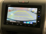 リバースギアに入れるだけで後方の表示へ切り替わります。夜間や雨の日の駐車も楽になりますよ。