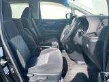 運転席まわりには十分なスペースがあり、大柄な方でもゆったり運転していただける環境です。