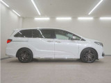 リアには左右スライドドアを採用。狭い駐車場でも開閉しやすく、強風の日でもドアが煽られにくくなっております。小さなお子さまやご年配の方も安心して乗り降りできます。