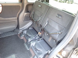 ◆チップアップ&ダイブダウン機構付【ULTR SEAT】は後席座面を左右分割で跳ね上げることができます。トランクで積載できない背の高い荷物をラクラク収納できます。ホンダ車ならではの人気装備です。