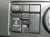 片側電動スライドドアのスイッチ付です。車内からもスイッチひとつで楽にドアの開閉が可能です。電動なので開閉時に力を使う必要がなく、半ドアになることもありません!