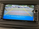ギアをリバースに入れると車両後方の映像を映し出します。画面にはガイドラインが表示され、車庫入れや縦列駐車などの際に安全確認をサポートします。