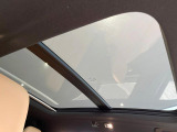 【パノラマルーフ】前後2枚のガラスルーフで室内全体が明るい空間に!フロントセクションはスライド機能があり外気を取り込むことも可能。さらに開放的なドライブを演出できます。