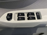 パワーウィンドウのスイッチですよ。運転席に居ながら窓を開け閉めのコントロールできます。