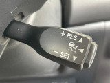 【レーダークルーズコントロール】高速道路での長距離走行が楽に!!自動で速度を保つクルーズコントロールが、衝突軽減システムと連携し、前方の車両を感知して車間を保つように速度調節してくれます!!
