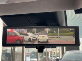 スマートルームミラーが付いております。後席に人が乗車した時や沢山の荷物を積んだ時もバックミラーの視界が遮られる事無く見えるので便利です♪