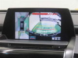 パノラミックビューモニター搭載。カメラで車両周囲の状況を映し出すため、狭い場所での駐車などに役立ちます。