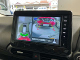 空から見たような映像で駐車ができるアラウンドビューモニター。ひと目でわかるセンサーに前後の衝突被害軽減ブレーキ付き。
