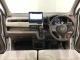 車内は光触媒抗菌消臭施工済です。スタイリッシュなデザインで暖かみのあるインパネ周りを演出します。グローブボックスやカップホルダーのほかにトレーなどたくさんの収納スペースが装備されています。