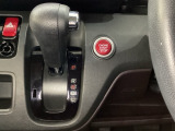 CVT車のセレクトレバーです。低速から高速まで、変速ショックのないスムーズな走りを実現するとともに、エンジン効率のよい領域を維持することで燃費にも貢献します。