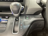 CVT車のセレクトレバーです。低速から高速まで、変速ショックのないスムーズな走りを実現するとともに、エンジン効率のよい領域を維持することで燃費にも貢献します。