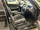 操作性とデザイン性を兼ね備えた運転席となっております。