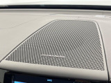 【harman kardon】ハーマンカードンのHi-Fiスペシャリストと共に、モデル別に開発・設計された専用チューニングが臨場感溢れる音響空間を実現しています。