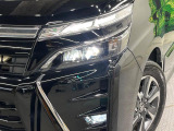 【LEDヘッドライト】悪天候や夜間走行時も良好な視界を確保し安心して運転できる高輝度LEDヘッドライトを装備!点灯速度が早く、消費電力も抑えられています。