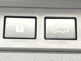 【パワーバックドア】スマートキーや運転席のボタンを押すだけでリアゲートが自動で開閉します!荷物を持っている時や、高い位置にあるバックドアを閉める際に便利な機能です♪