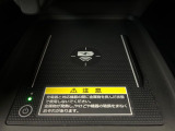 【ワイヤレス充電】車のワイヤレス充電は、スマートフォンを充電パッドに置くだけで簡単に充電できる便利な機能です。ケーブルが不要なので車内がすっきりし、運転中でも安全に使えます。