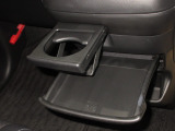 引き出して大きめトレイとして使用できる、運転席からも助手席からも自在に使えるドリンクホルダー付のトレイ。お菓子を置いたり、化粧ポーチを置いたり。ちょっとしたテーブル代わりに使えるトレイです。