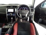 革巻きステアリングで快適な操作性の運転席です。