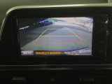 【バックカメラ】運転が苦手な方も車庫入れラクラクです!ギアをリバースに入れれば自動的に切り換わりますので、面倒な操作は不要です♪狭い駐車場もお車を傷つけず安心ですね!