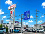 国道171号線西宿2丁目交差点南、大型ショッピングモール「イオン」「Q&rsquo;sモール」の入口交差点にございます。展示車60台前後、中古車のお店では希少な専用サービス工場併設です!
