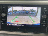 ギアをリバースに入れると車両後方の映像を映し出します。画面にはガイドラインが表示され、車庫入れや縦列駐車などの際に安全確認をサポートします。