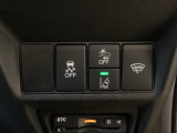 Hondaセンシング用の、VSA(ABS+TCS+横滑り抑制)解除とレーンキープアシストシステムのメインスイッチなどはハンドルの右側に装備しています。