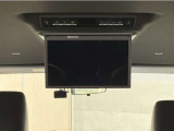 &rdquo;お子様がご機嫌斜めな時は後席モニターの出番!お気に入りのDVDを流せば渋滞や長距離移動もみんな快適♪もちろん、お子様だけでなく大人グループでお出かけの時にも◎後部座席に乗る人も退屈せずに過ごせます!