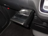 運転席と助手席の間にはドリンクホルダーがあります。取りやすい位置にありますからドライブも楽しくなりますね!