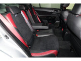 リアシートのセンターア-ムレストには2つのカップフォルダー付き。車内全員がゆったりお過ごしいただけます!!