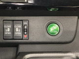 リアドアは乗り降りに便利な両側電動スライドドアです。また運転席に座っていながらスイッチ操作で自在にスライドドアを開け閉めできます。燃費に役立つECONボタンもここです。