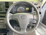 インテリアに合わせたデザインのステアリングは、運転される方のことも考え、運転しやすい形状、大きさです。是非一度、実際に触ってお確かめください。