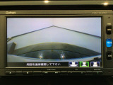【バックカメラ】運転が苦手な方も車庫入れラクラクです!ギアをリバースに入れれば自動的に切り換わりますので、面倒な操作は不要です♪狭い駐車場もお車を傷つけず安心ですね!
