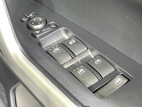 【電動格納ミラー】サイドミラーは電動格納式となっており、狭い駐車場でもキズがつくリスクを抑えられます。