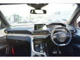 運転中、目・首の動きを抑えられる新世代の3D i-Cockpitを採用。