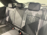 シートは適度な硬さによって長時間の運転でも疲れにくいと定評があります。国産車とは全く違った座り心地ですが、長年培われた欧州の椅子文化をご体感ください。