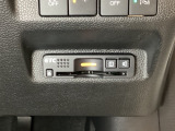 ハンドルの右下にETCがついています。高速道路の料金所の通過も楽々です!。 カードの取り出しもしやすい場所についています。
