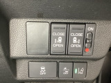 両側電動スライドドアは運転席から操作ができるよう、操作スイッチが付いています。Hondaセンシング用のVSA(ABS+TCS+横滑り抑制)解除と路外逸脱抑制機能などのオンオフスイッチも装備しています。
