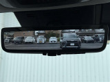 【デジタルインナーミラー】車両後方カメラの映像をミラーに映すことが出来ます。 そのため、後席に人や荷物があって後方が見えづらい場合でもしっかり視界を確保することが出来ます。