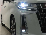 高輝度で点灯速度が速く、しかも消費電力の少ないLEDヘッドライトが装備されています!LEDの明るい光が走行中の視界の確保をサポートして、夜のドライブがより楽しく安全に運転できます♪