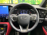 【純正革巻きステアリング】上質な革を使用することで、手にしっかり馴染みとても運転しやすいハンドルです♪