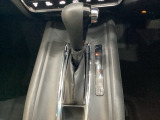 CVT車のセレクトレバーです。低速から高速まで、変速ショックのないスムーズな走りと、エンジン効率のよい領域を維持して燃費にも貢献します。
