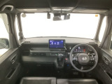 【前方視界】開放的な前方視界!運転がしやすく疲れにくいです♪窓が大きく、見通しがとっても良いおクルマですよ♪