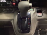 CVT車のセレクトレバーです。低速から高速まで、変速ショックのないスムーズな走りと、エンジン効率のよい領域を維持して燃費にも貢献します。サイドブレーキはスイッチ操作の電子制御パーキングブレーキです。
