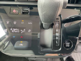 タッチパネルのオートエアコンを装備しています、自動で車内の温度調節してくれる便利な装備です。