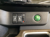 リアドアは乗り降りに便利な両側電動スライドドアです。また運転席に座っていながらスイッチ操作で自在にスライドドアを開け閉めできます。燃費に役立つECONボタンもここです。