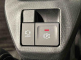 指先だけで簡単に操作が可能な電動パーキングブレーキを採用。「HOLD」スイッチを押すと、渋滞や信号待ちなどでブレーキペダルから足を離しても、ブレーキを保持するので安心です