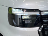 【LEDヘッドライト】悪天候や夜間走行時も良好な視界を確保し安心して運転できる高輝度LEDヘッドライトを装備!点灯速度が早く、消費電力も抑えられています。