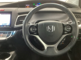 【ハンドル】運転にかかわる様々な操作を安全に行えるように視点移動が少なく操作性に配慮されたスイッチ類が凝縮されたコックピットです。