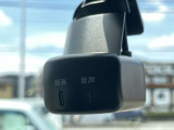 【ドライブレコーダー】走行中の映像を記録します。事故などのトラブル時に確認ができ、証拠映像としても役に立つだけでなく、危険運転などの抑止にも効果があります。